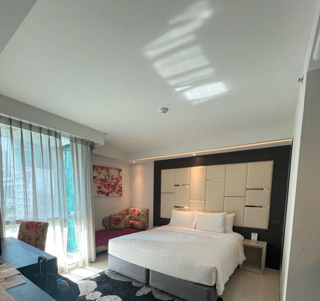 ホテルクローバーアソークバンコク (Hotel Clover Asoke Bangkok)　キングベッド