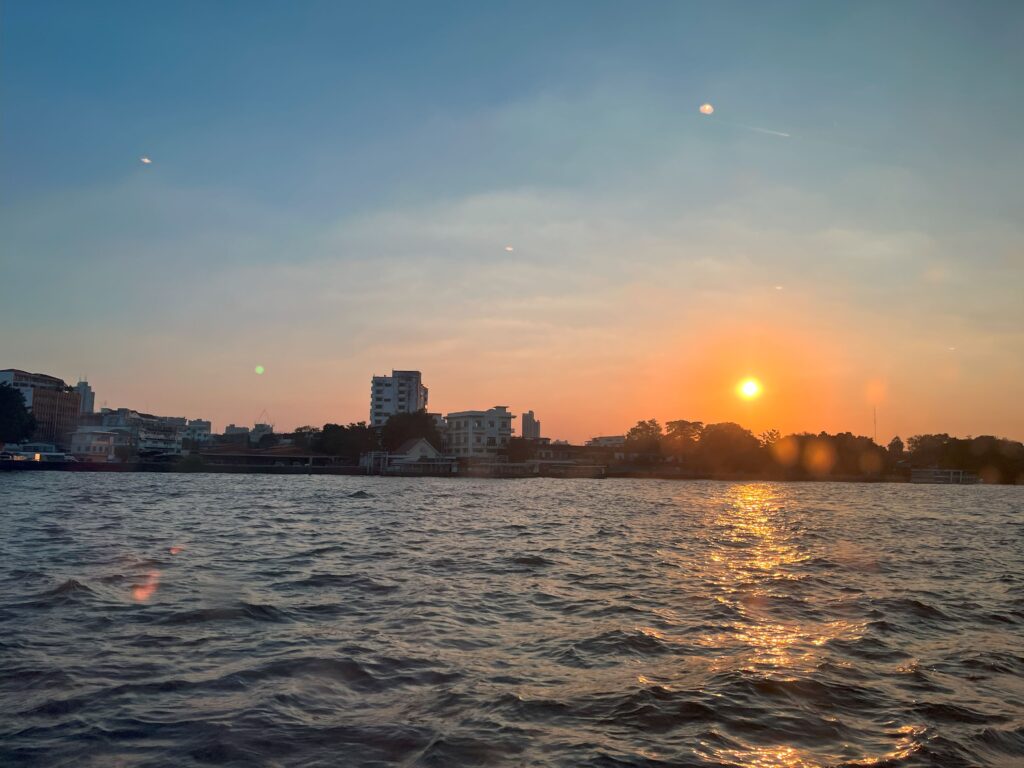 船からの夕日