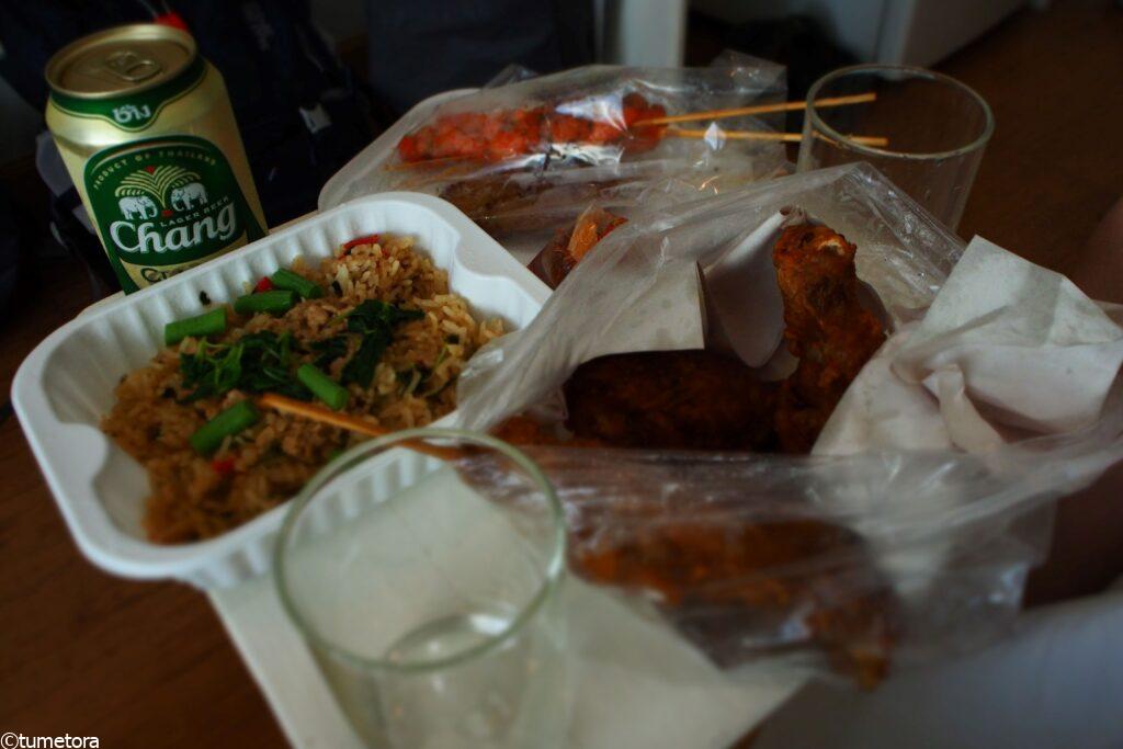 市場で購入したご飯