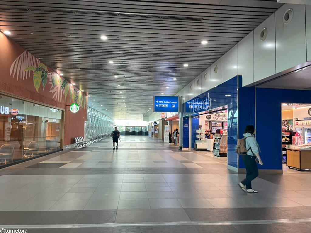 ラウンジまでの道