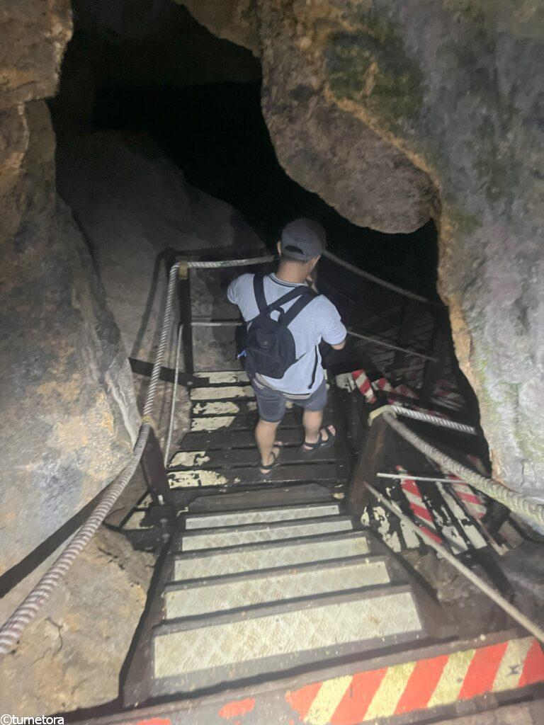 洞窟内の階段を降りる