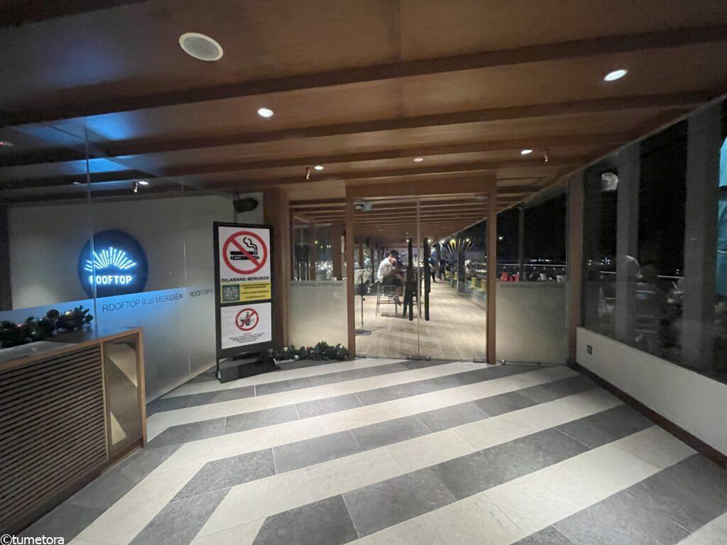 ルーフトップバー入り口