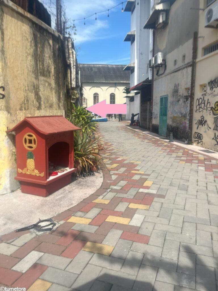 The Real Bruce Lee Would Never Do Thisから見た時のOld Motorcycleの壁の位置