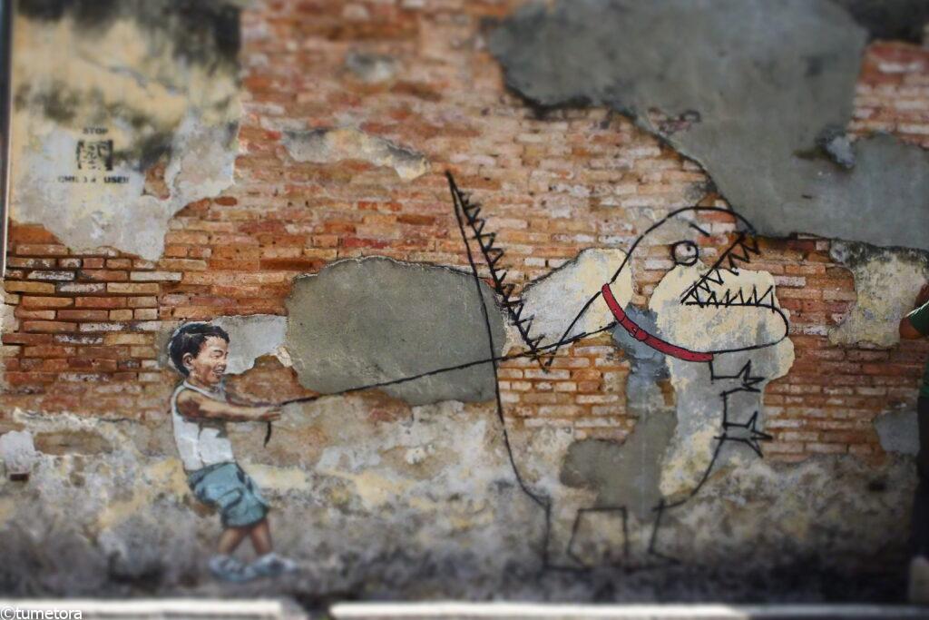 Old Motorcycle横の少年と恐竜