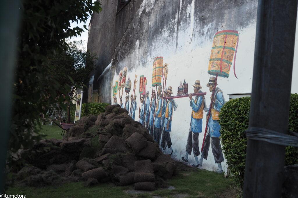 Cat & Humans Happily Living Together