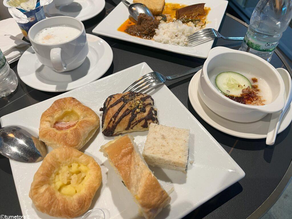 ラウンジで朝ごはん