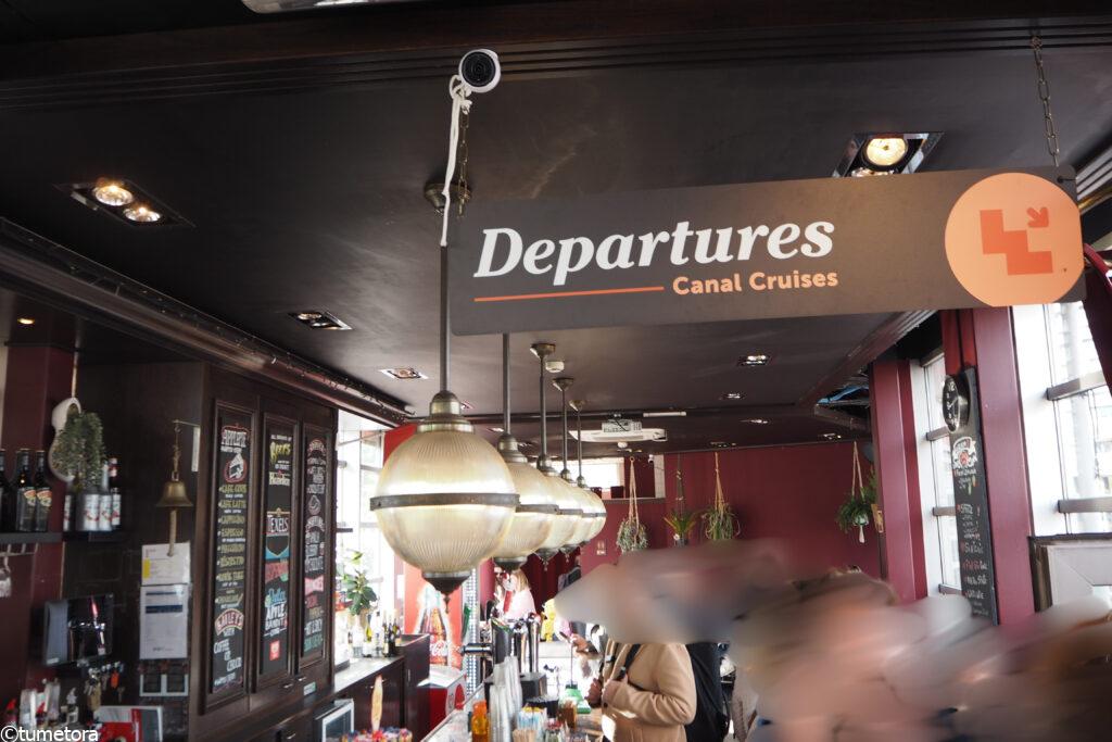 オレンジ建物内