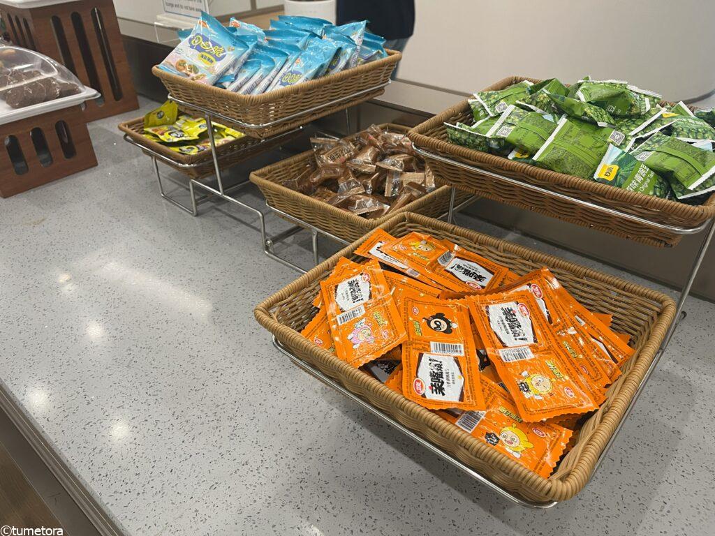 小袋のお菓子