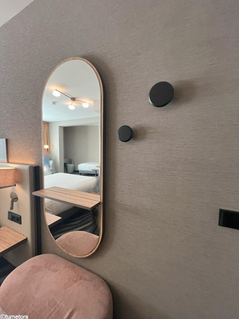 メルキュール・アムステルダム・ノースステーションのスーペリアルームの姿見