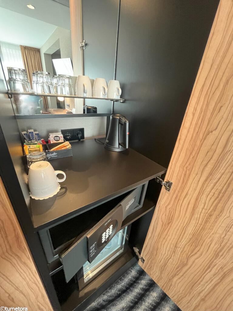 メルキュール・アムステルダム・ノースステーションのスーペリアルームのミニBar1