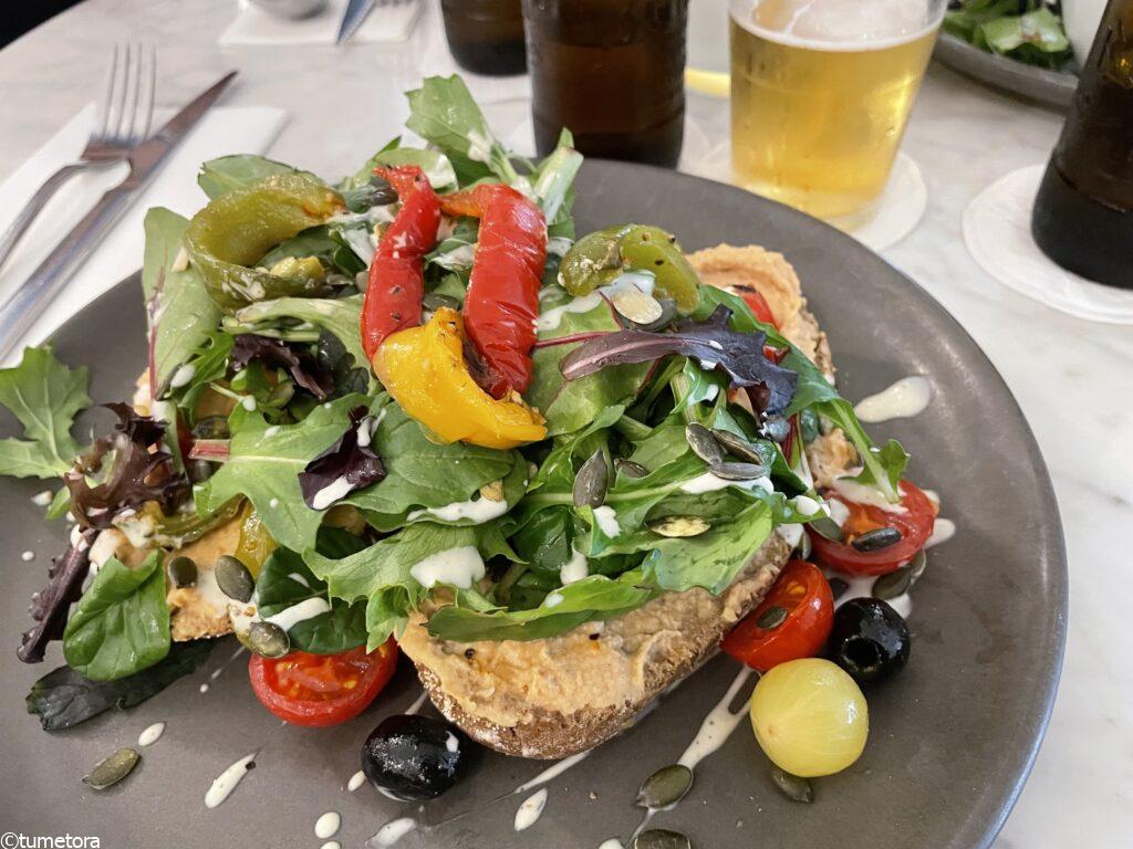 マルチグレインパン、ひよこ豆のホームメイドフムスとトマト
ローストスイートペッパー(パプリカ)とかぼちゃのタネ