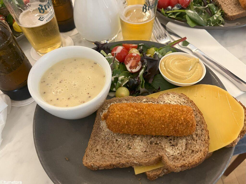 ランチセット:熟成したチーズのマルチグレインサンドイッチとクロケットとスープ1杯