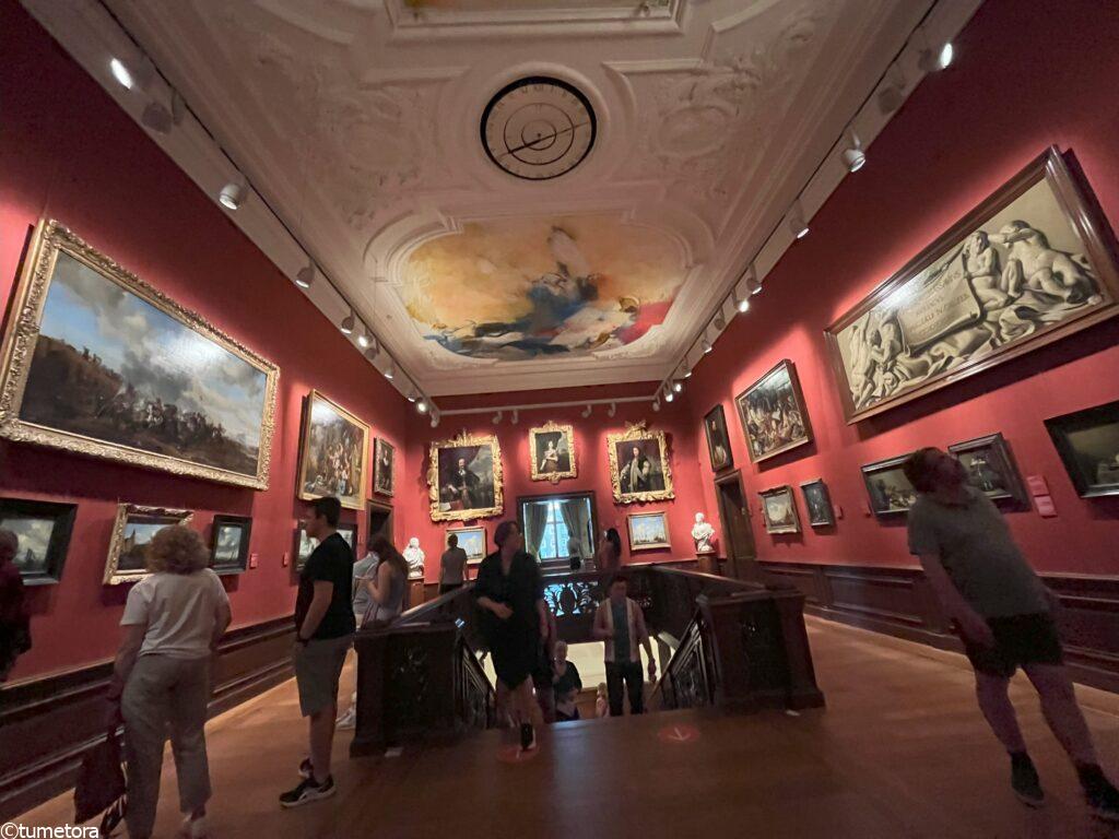 マウリッツハイス美術館の赤い階段ん間