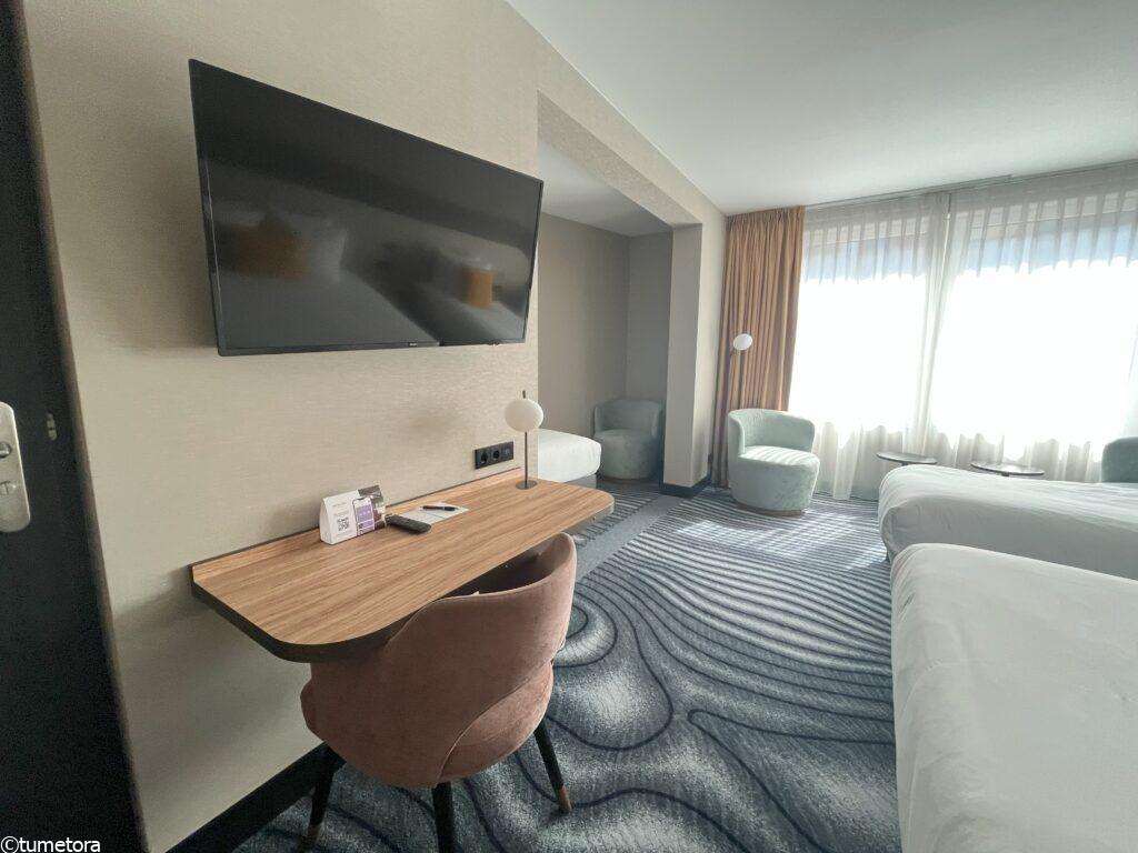 メルキュール・アムステルダム・ノースステーションのスーペリアルームのデスク