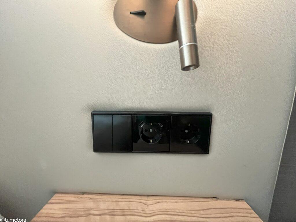 メルキュール・アムステルダム・ノースステーションのスーペリアルームのコンセント