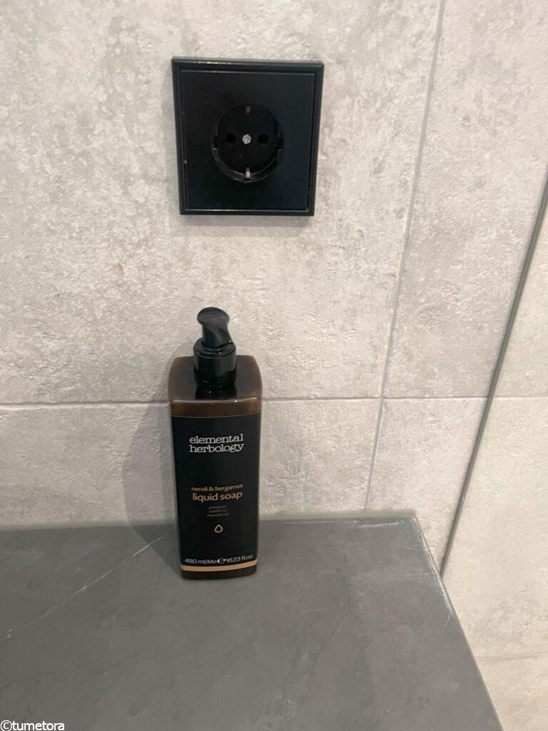 メルキュール・アムステルダム・ノースステーションのスーペリアルームの水回りアメニティ2