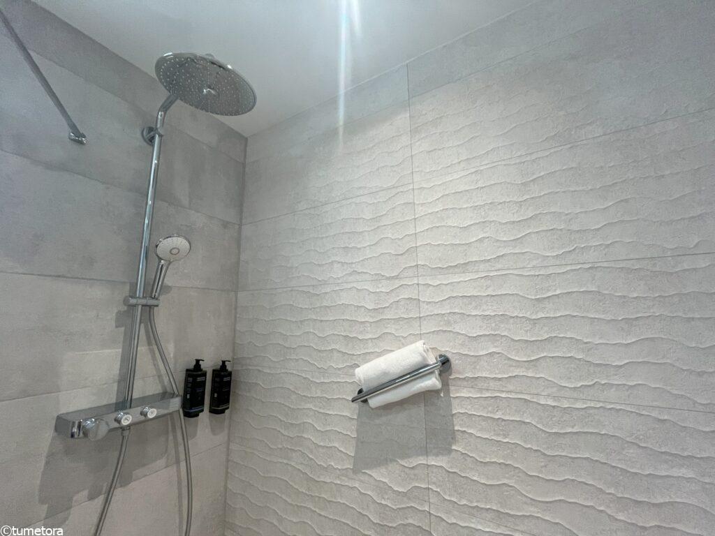 メルキュール・アムステルダム・ノースステーションのスーペリアルームのシャワールーム