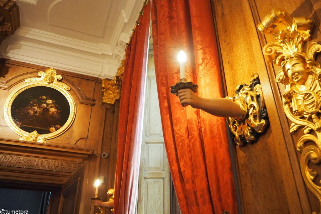 マウリッツハイス美術館の明かりをもつ手