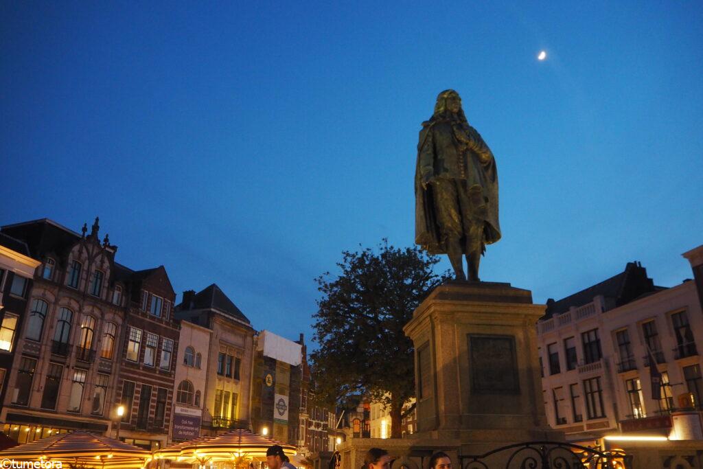 夜のヨハン・デ・ヴィット像