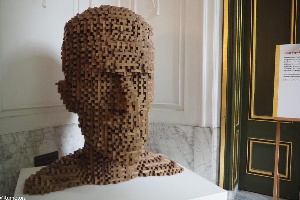 エッシャー美術館の入り口にあるエッシャ―の模型