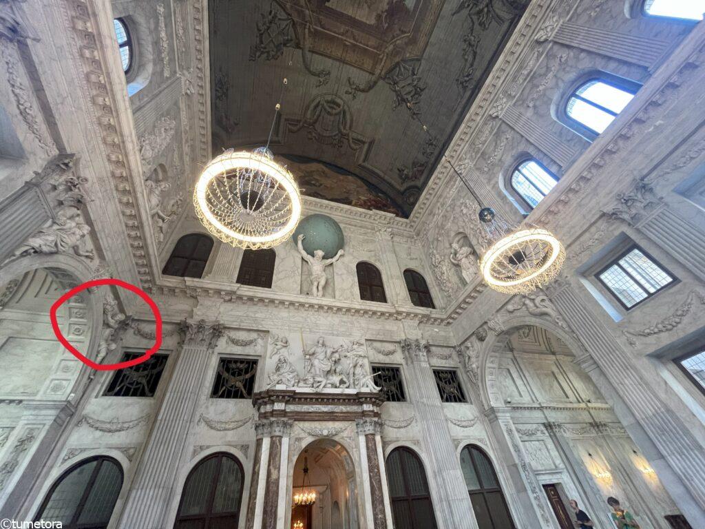 アムステルダム王宮の石像について