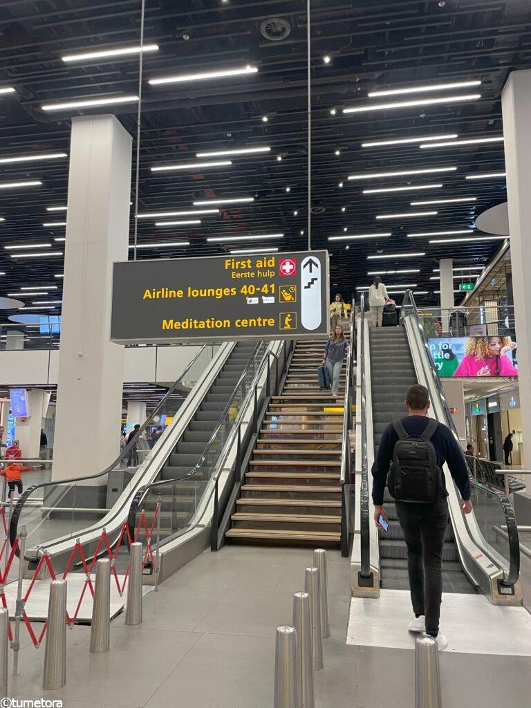 スキポール空港ののラウンジへのエスカレーター