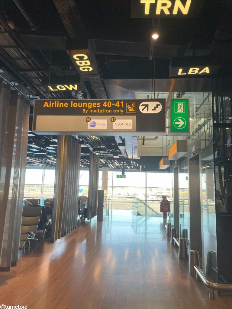 スキポール空港ののラウンジへの階段