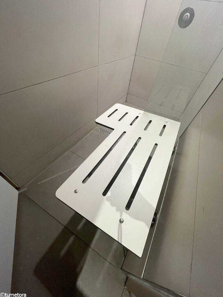スキポール空港のシャワー室の荷物置き