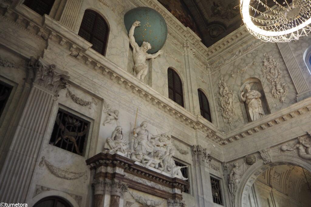 アムステルダムの王宮のアトラスの像