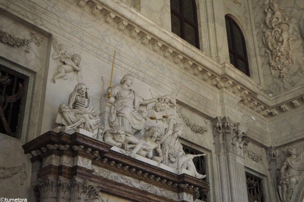 アムステルダムの王宮のアトラス象したにあるテミス