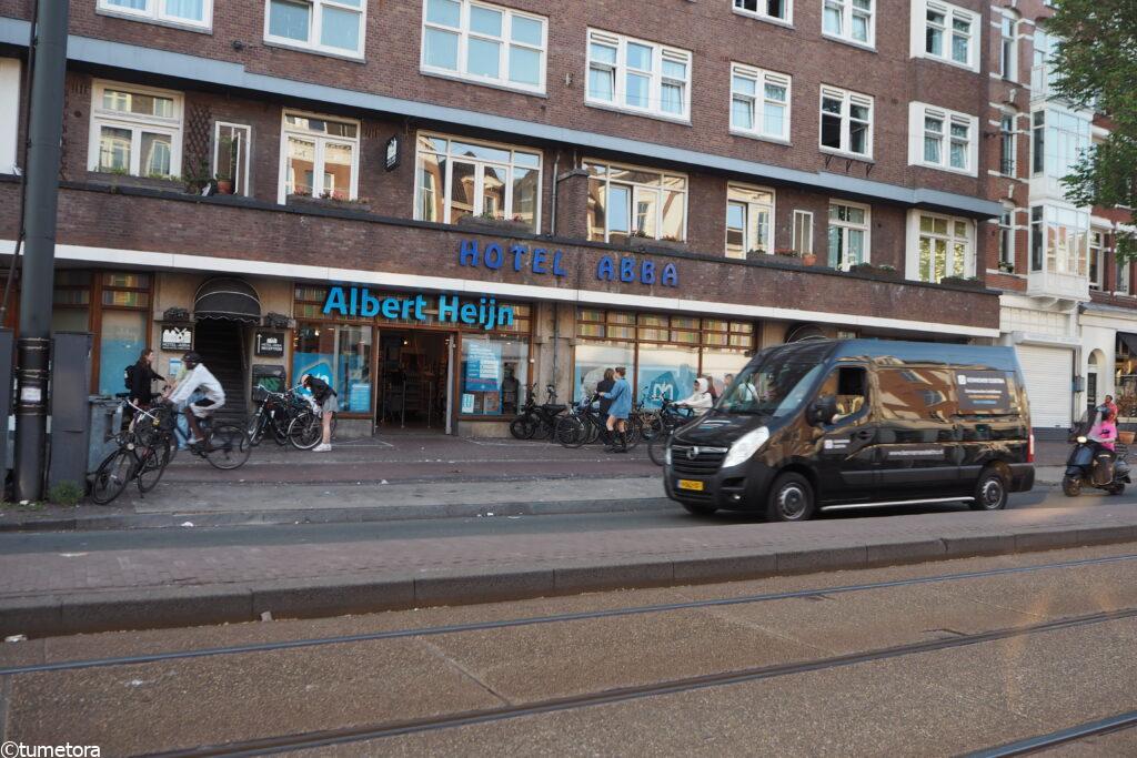 1e Con. Huygensstraat駅目の前のスーパー