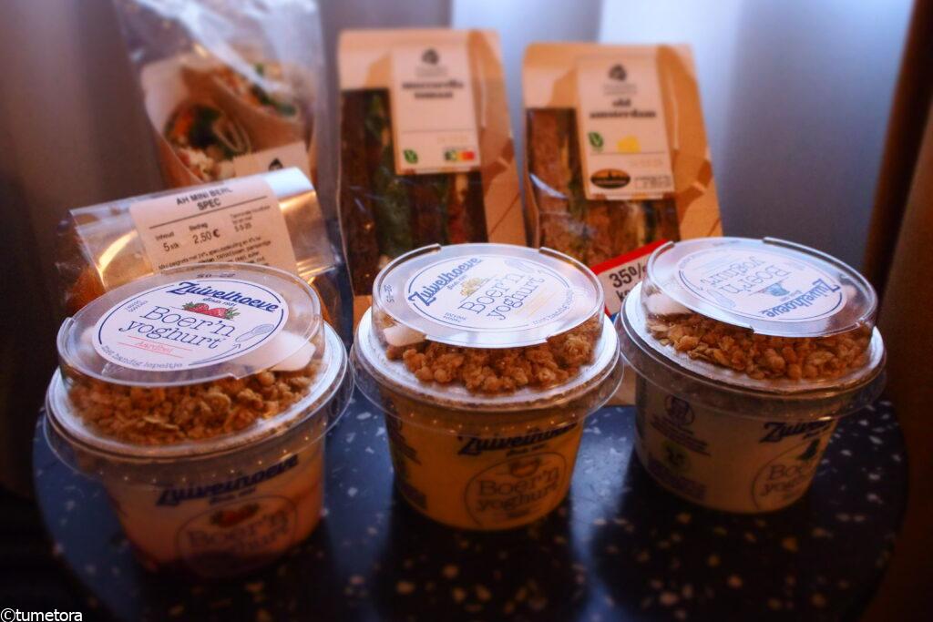 アルバートハインで購入した朝食のサンドイッチとヨーグルト