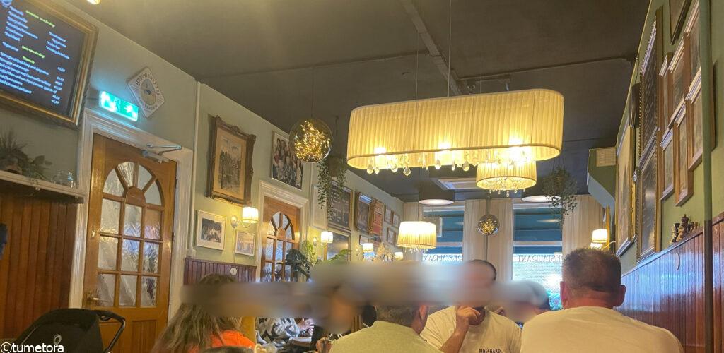 Hollands Hap Hmm Restaurantの店内