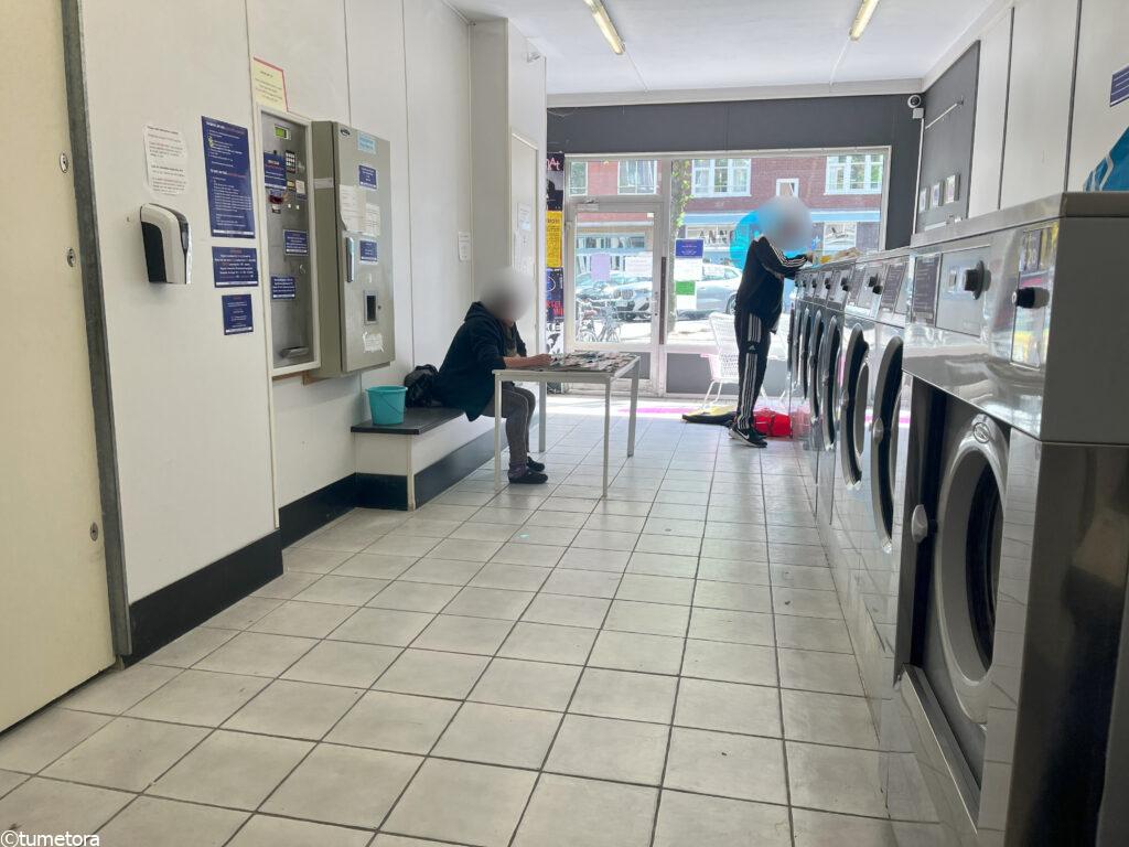 コインランドリーの店内