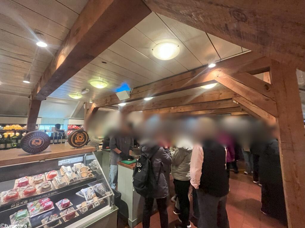 チーズ工場内の人