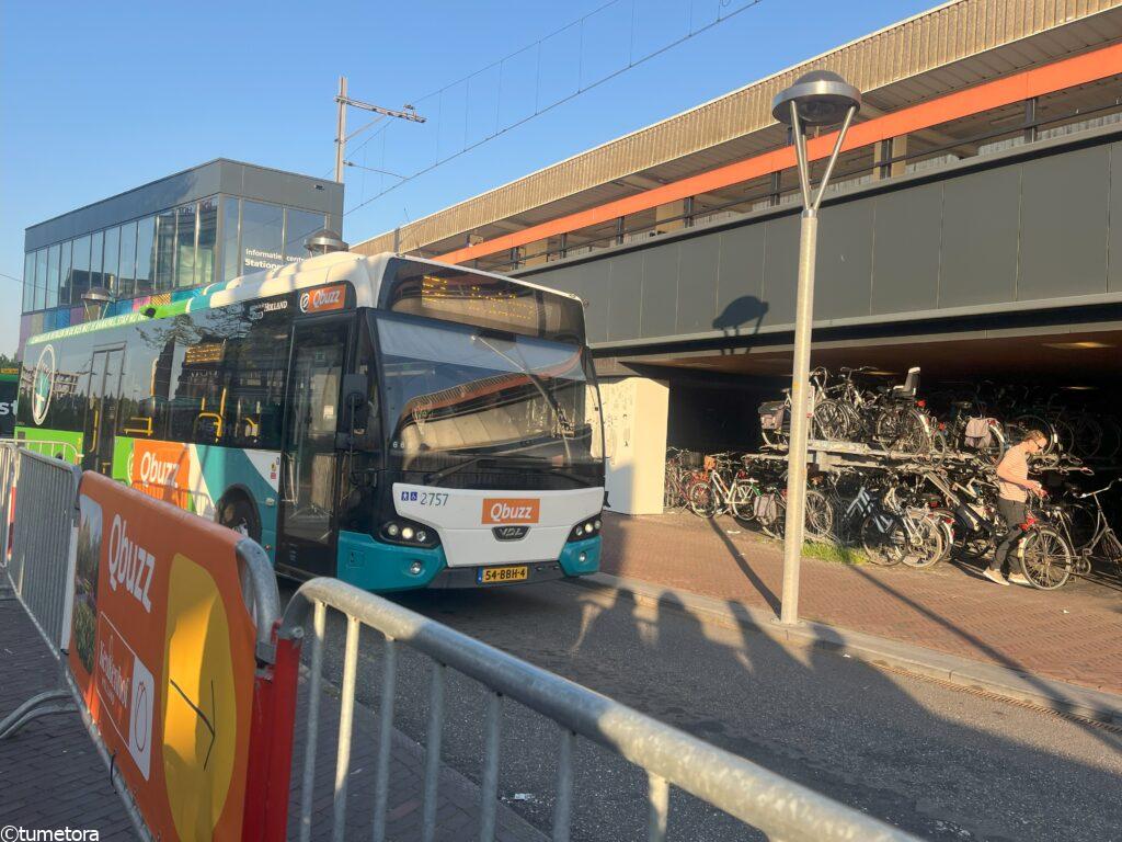 ライデン駅に到着するキューケンホフ行きシャトルバス