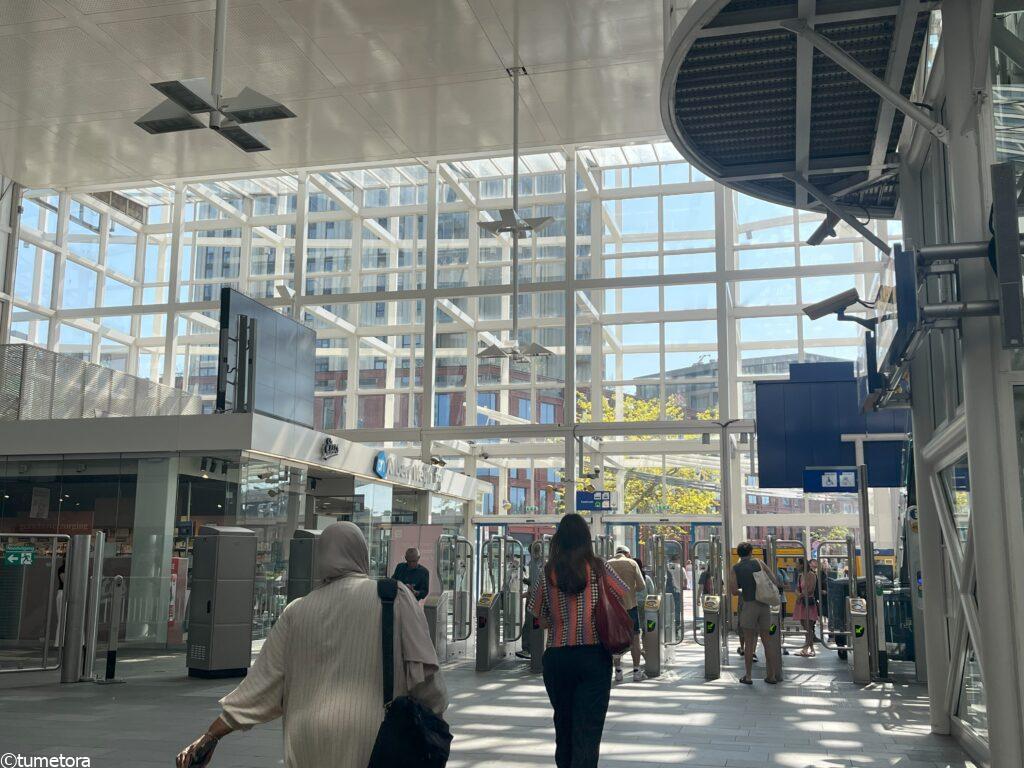 ライデン駅の駅の様子。