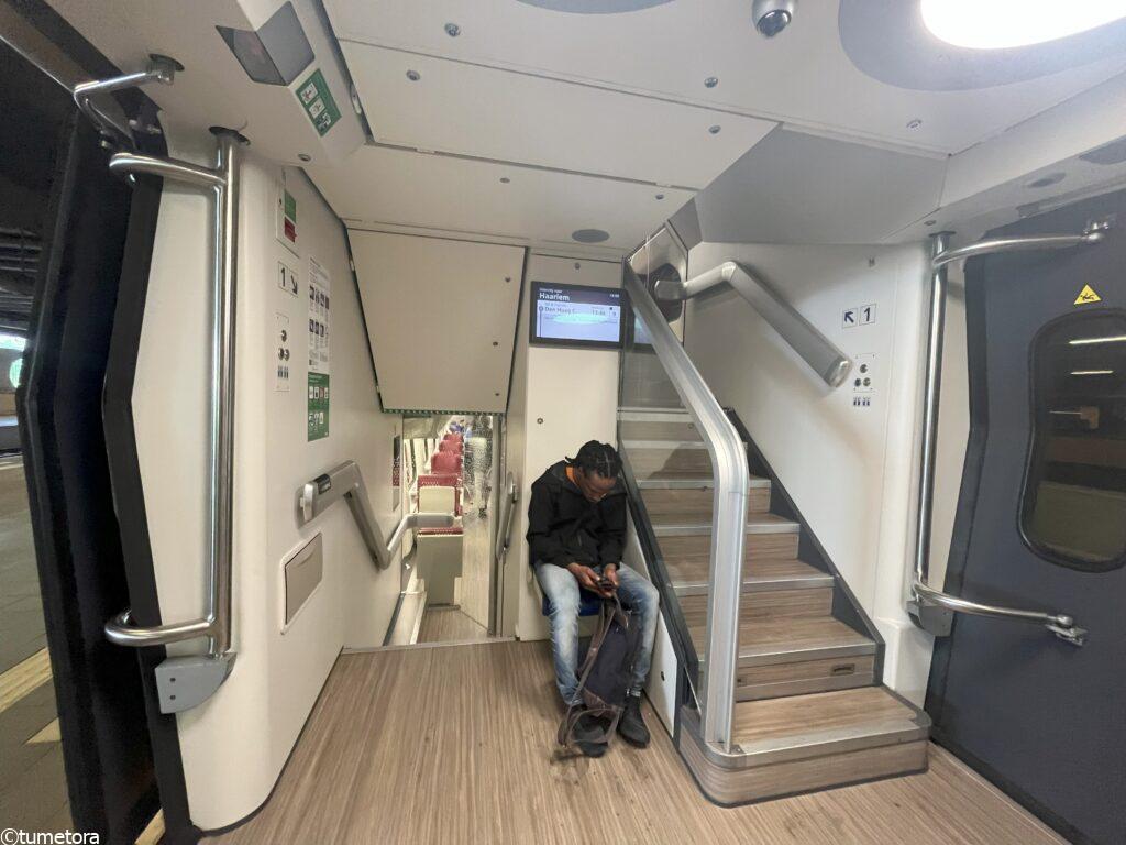 ハーグ中央駅からアムステルダム南駅へ向かう車内