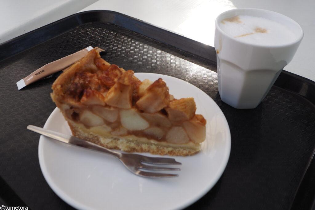 キューケンホフ公園内のアップルパイとカフェラテ