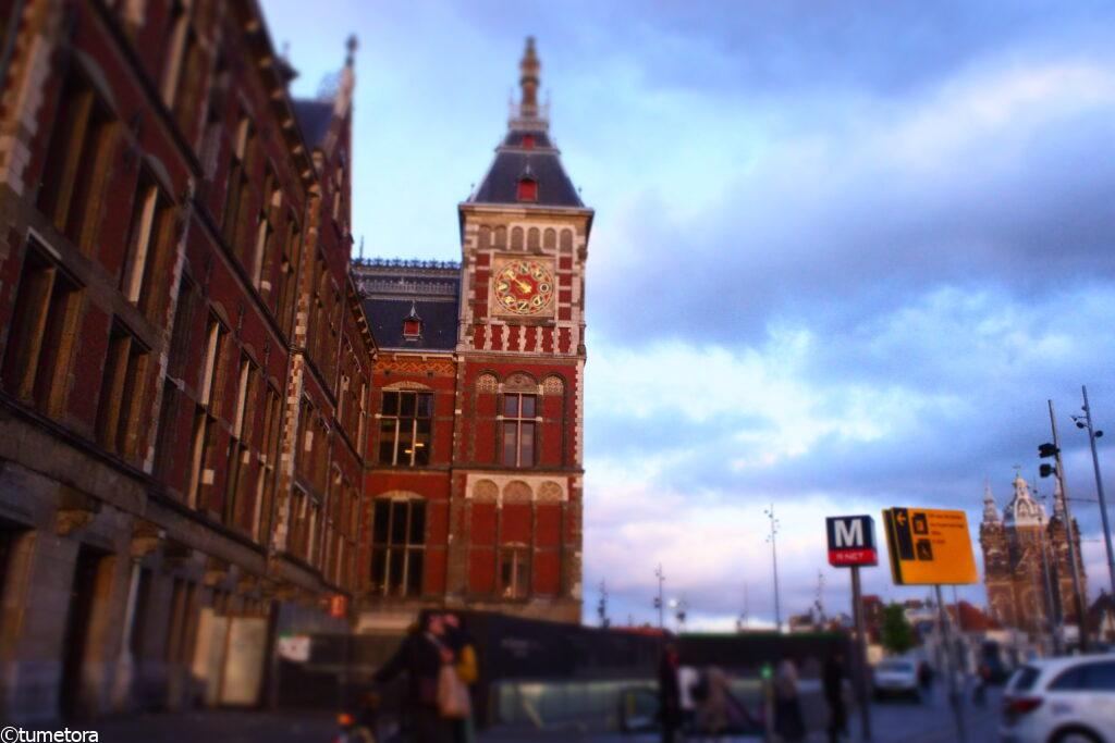 アムステルダム中央駅の20時ごろの風景