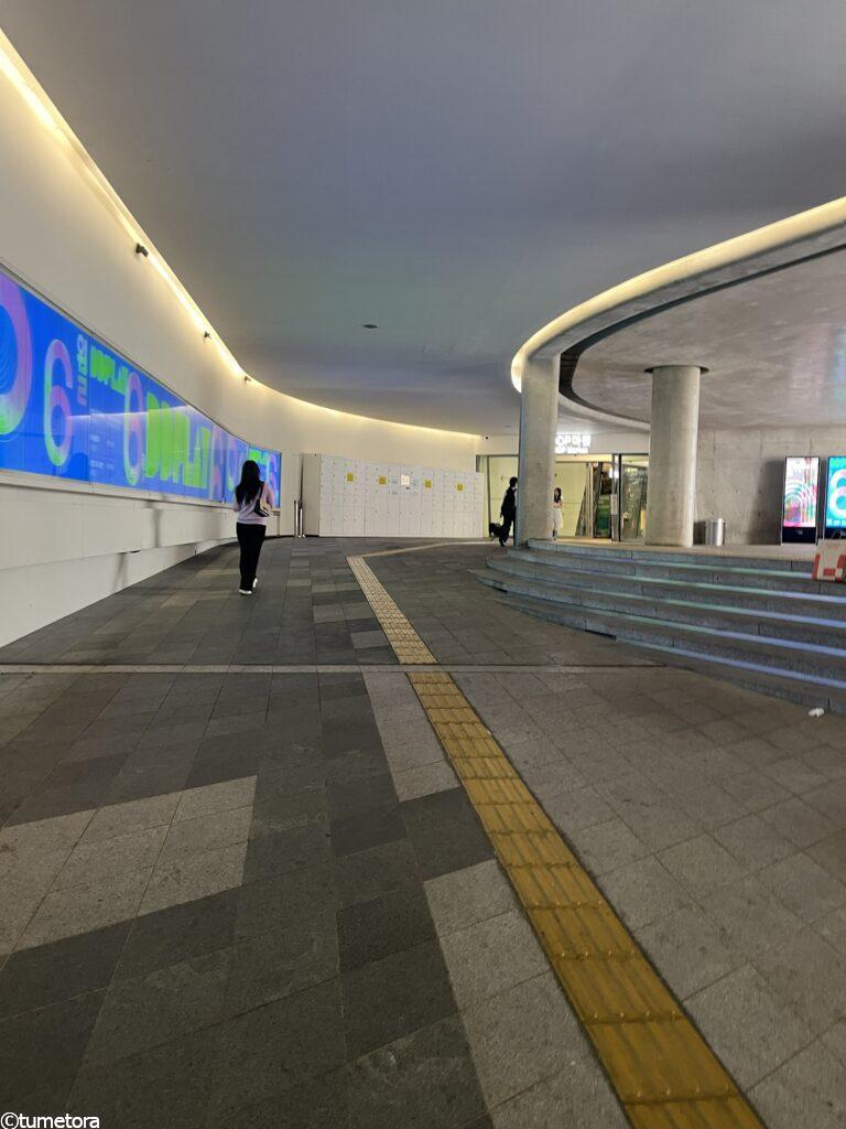 東大門歴史公園駅の1番出口を出た後の景色