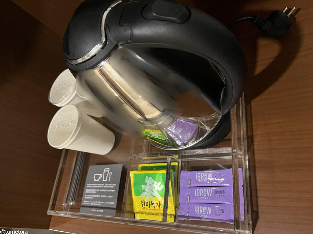 ホテル スカイパーク キングスタウンのデラックスツインの電気ケトルなど