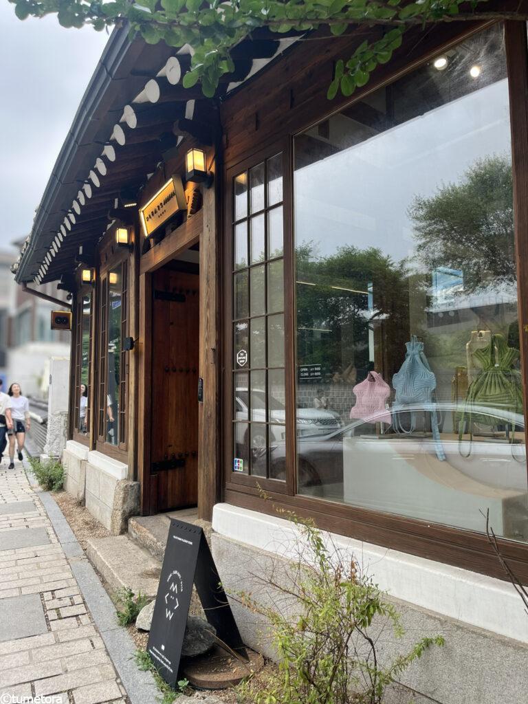 再生ポリエステルが生む、軽くておしゃれな「プリーツ」の魔法