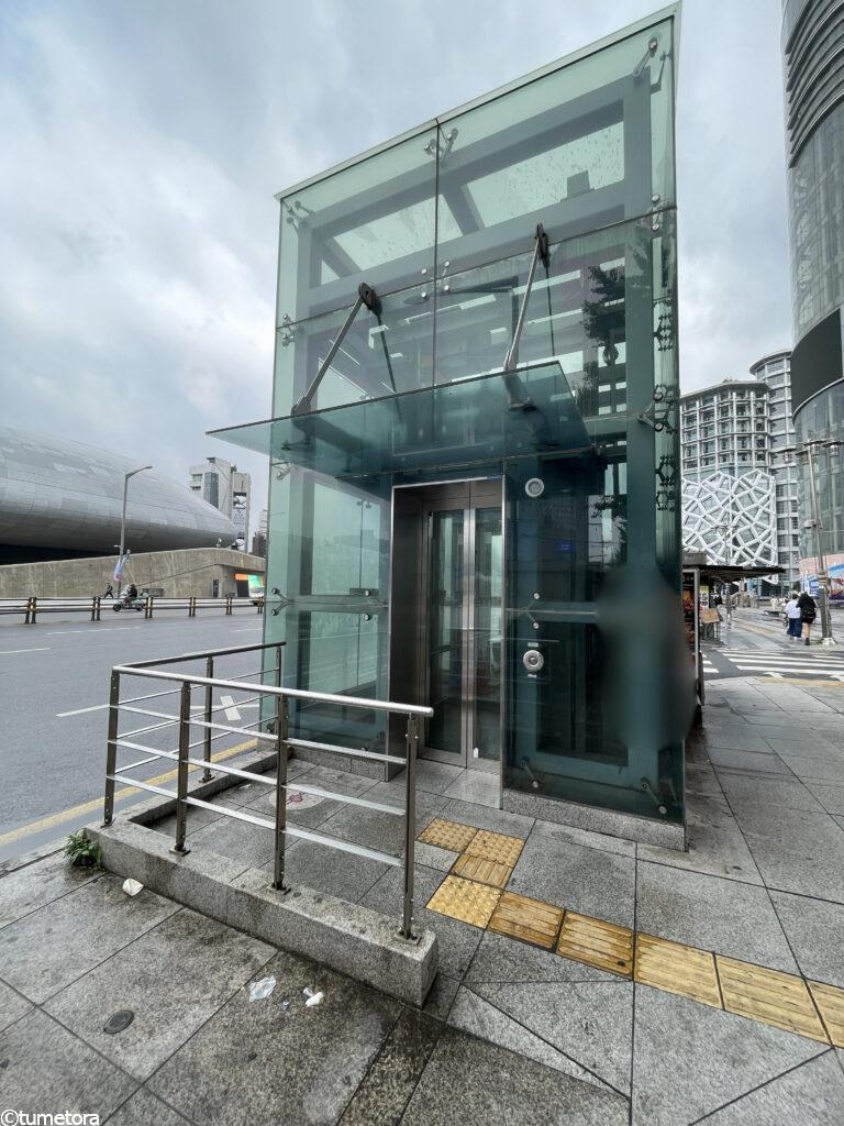 地上からみたエレベーター