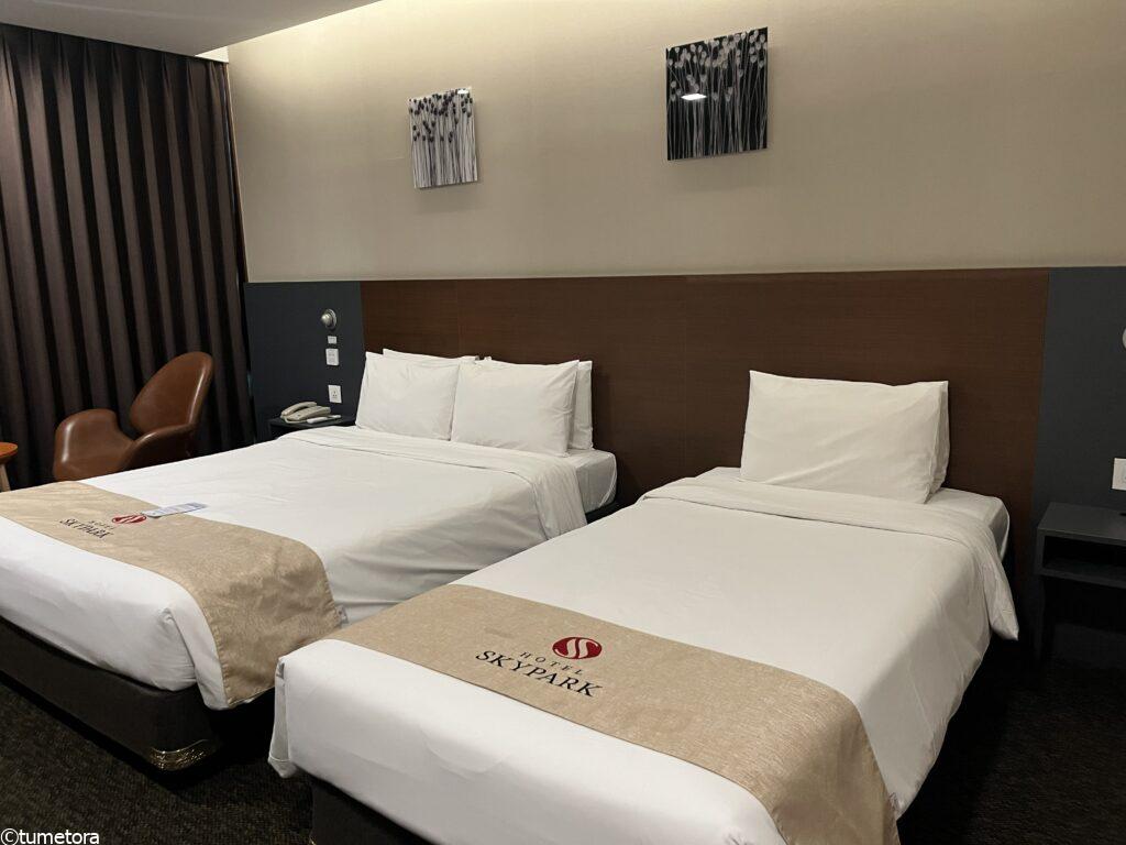 ホテル スカイパーク キングスタウンのデラックスツインのベットの様子