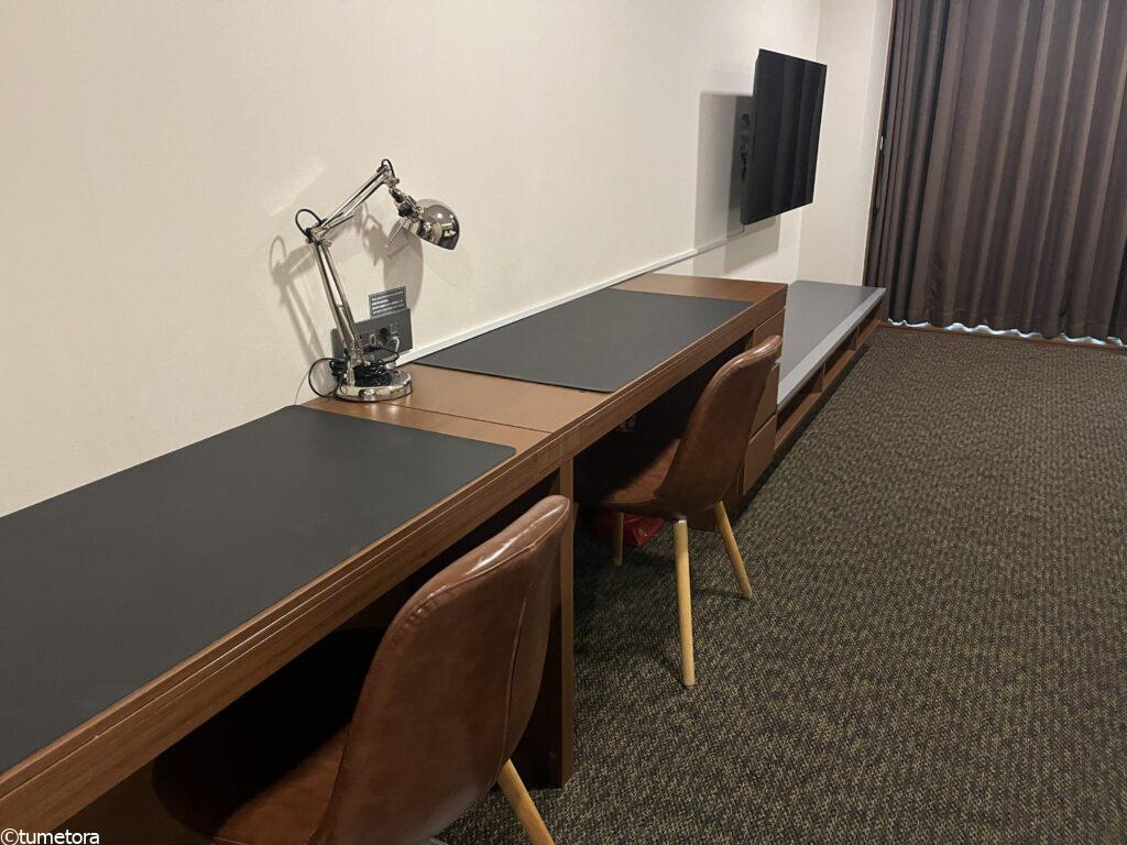 ホテル スカイパーク キングスタウンのデラックスツインのデスク周り