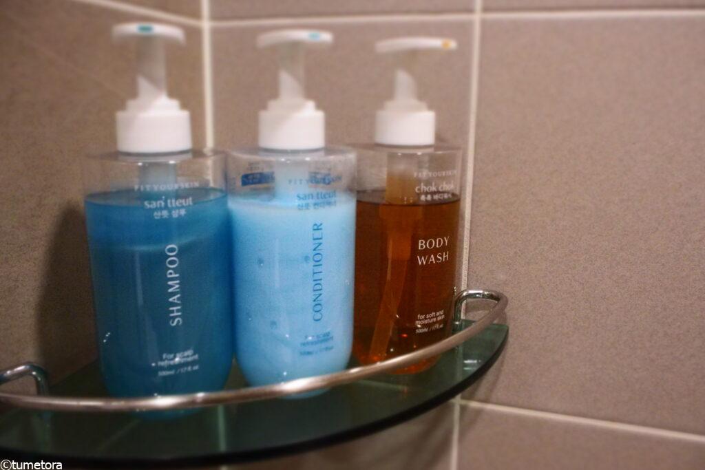 ホテル スカイパーク キングスタウンのデラックスツインの備え付けのシャンプーなど