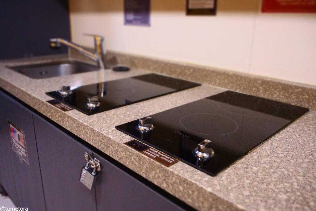 ホテル スカイパーク キングスタウンの共用キッチンの電気コンロ