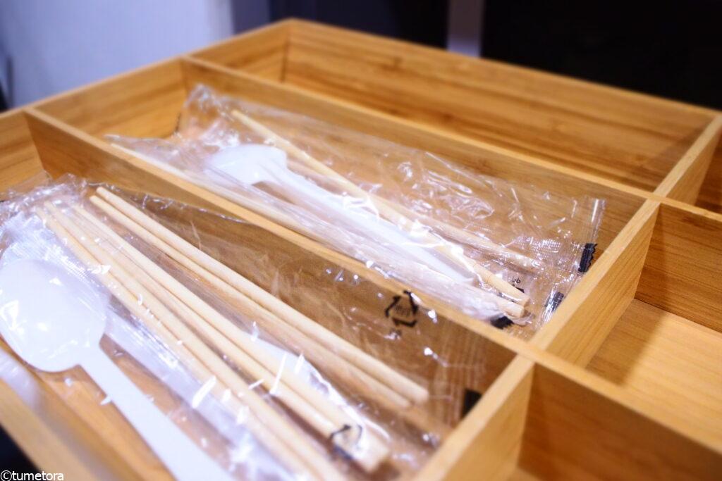 ホテル スカイパーク キングスタウンの共用キッチンのカトラリー