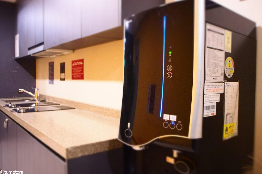 ホテル スカイパーク キングスタウンの共用キッチンのウォーターサーバー